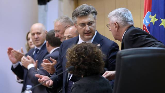 Zagreb: Zastupnici HDZ-a dugotrajnim pljeskom pozdravili govor premijera Plenkovića