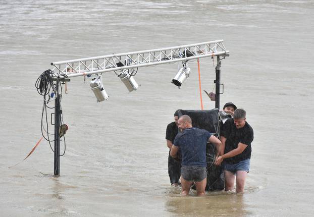 Zagreb: Djelatnici Green River Festa spašavaju opremu koja je potopljena u rijeci Savi