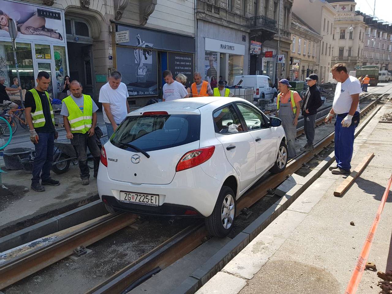 I ona upala autom u tračnice: 'Gledajte prometne znakove!'