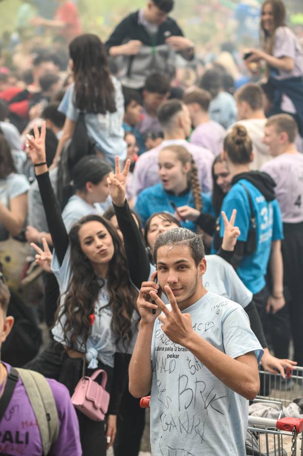 Zagreb: Maturanti se okupili na Trgu bana Jelačića i krenuli prema Bundeku