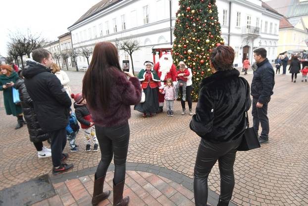 Bjelovar: Baka i Djed Mraz na bjelovarskom adventu uveseljavaju sve naraštaje