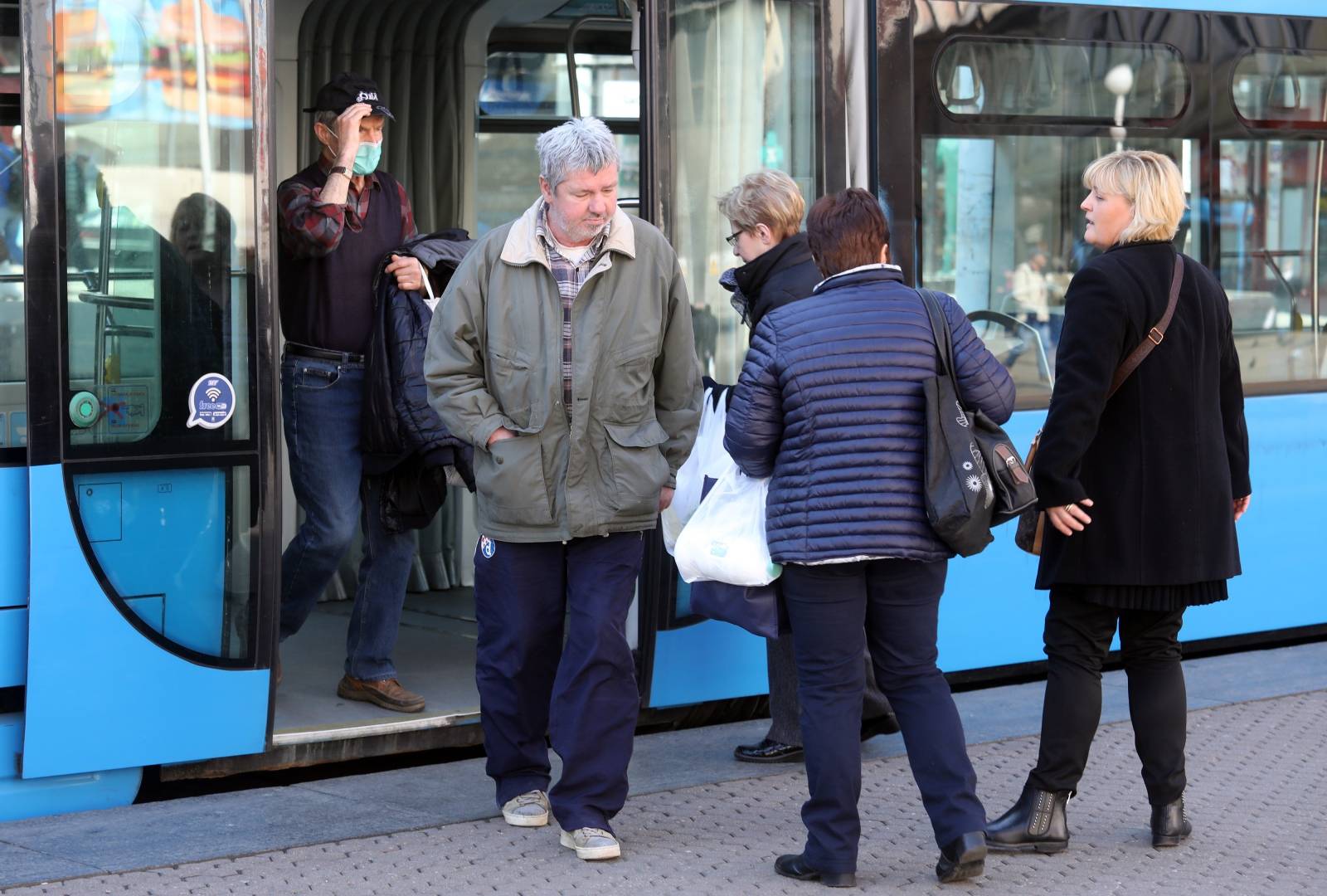 Zagreb: Smanjen broj putnika u tramvajima, neki od njih nose zaštitne maske
