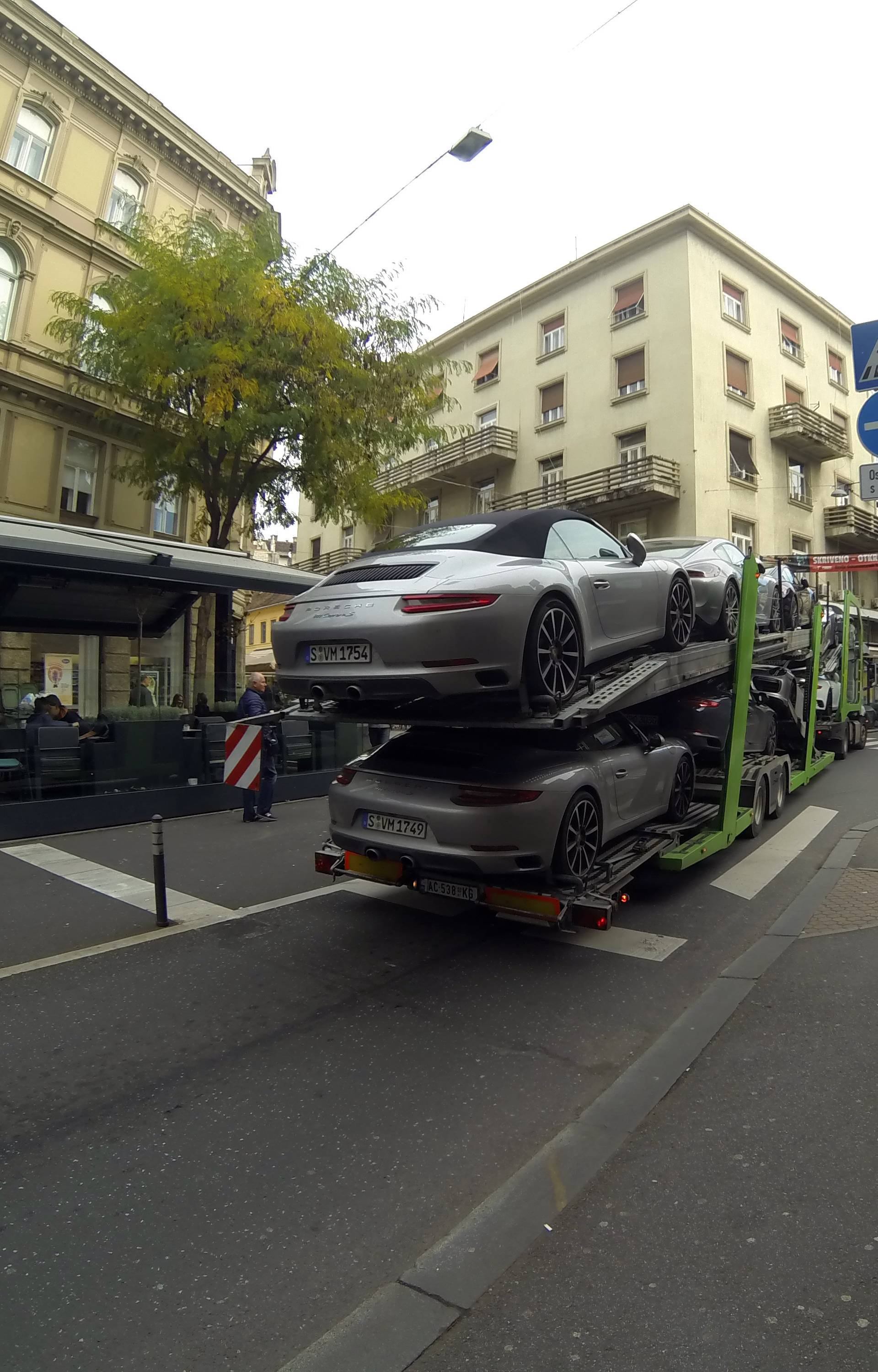 Zagrebom se provezla dizalica s devet  luksuznih Porschea