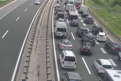 Zbog požara zatvorena cesta do Makarske, na zagrebačkoj obilaznici kolona duga 7 km!