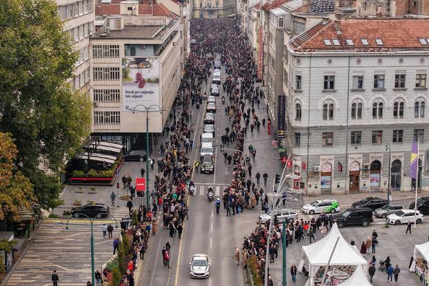 Sarajevo: Pogled iz zraka na povorku prema gradskom groblju Barama