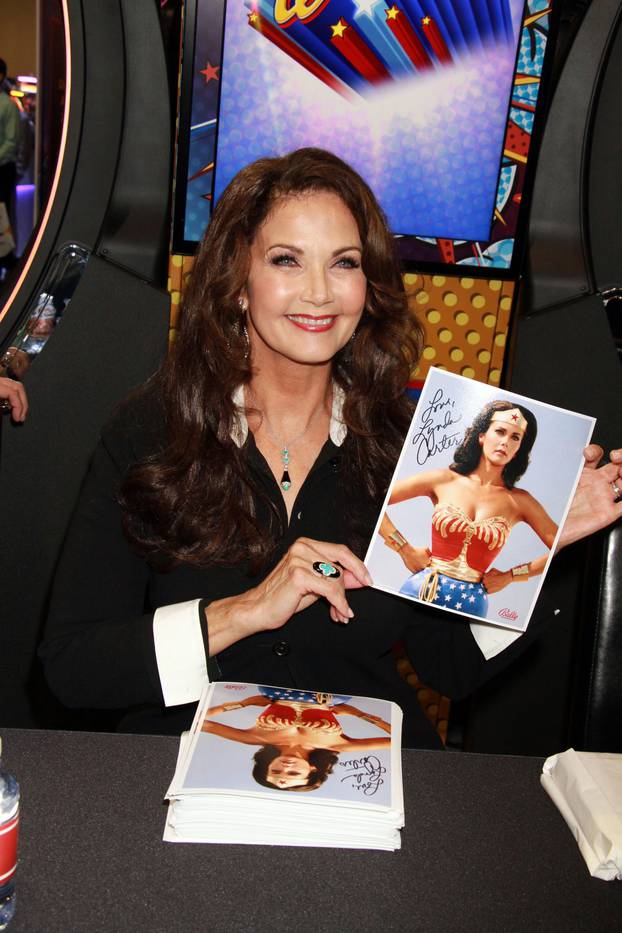 Lynda Carter unveils 'Wonder Woman' Slot Machine - The Sands Expo - Las Vegas