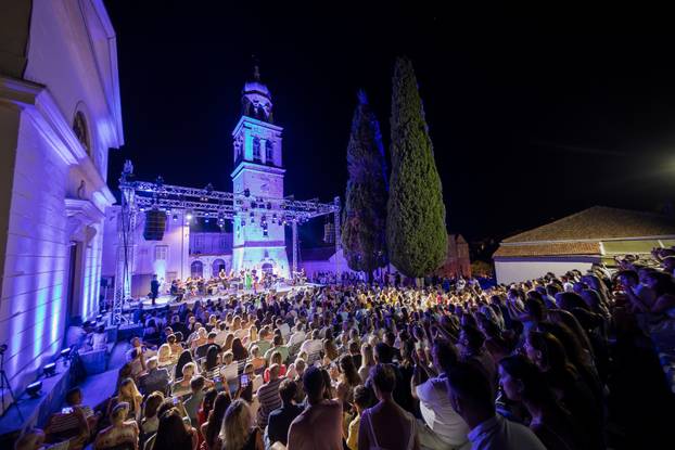 Vela Luka:  Koncert Nine Bardić i Acustic benda povodom manifestacije Trag u Beskraju
