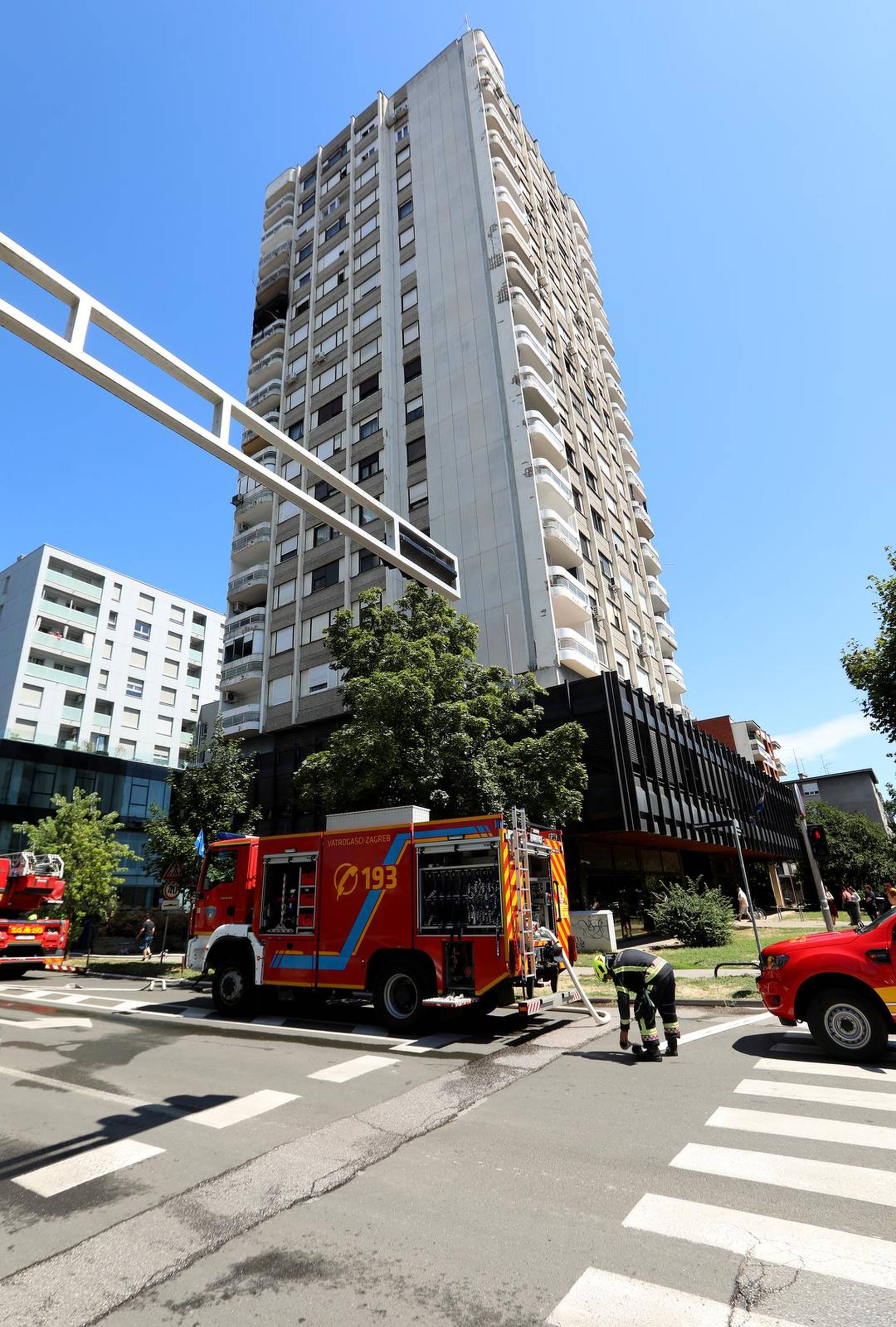 Zagreb: Vatrogasci ugasili požar u stanu nebodera na 11. katu na Trešnjevci