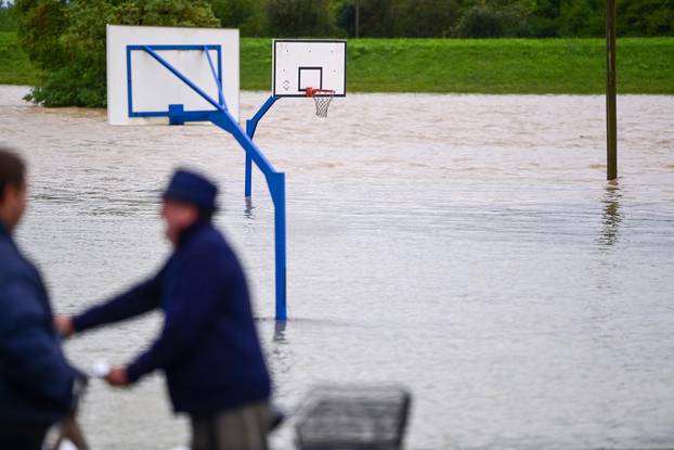 Zagreb: Oteretni kanal u naselju Blato