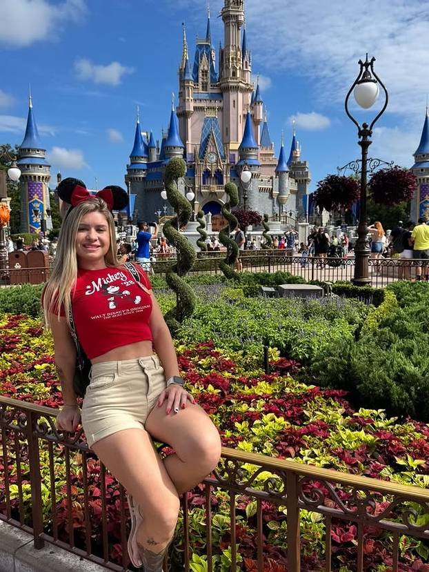 FOTO Ova mama bez grudnjaka je izazvala bijes u školi djeteta: 'Smeta im jer sam najljepša'