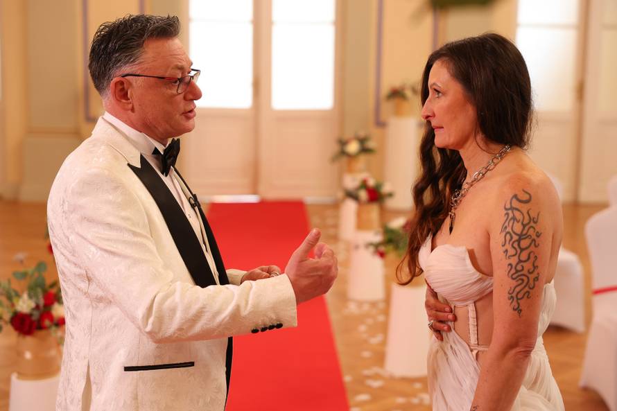 Simon s neobičnim naočalama dočekao mladenku u 'Braku na prvu', kuma: Tko je ovaj čudak?