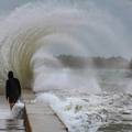 FOTO Umag pod vodom: Snažan vjetar izmamio surfere na more, šetače je 'okupao' ogroman val