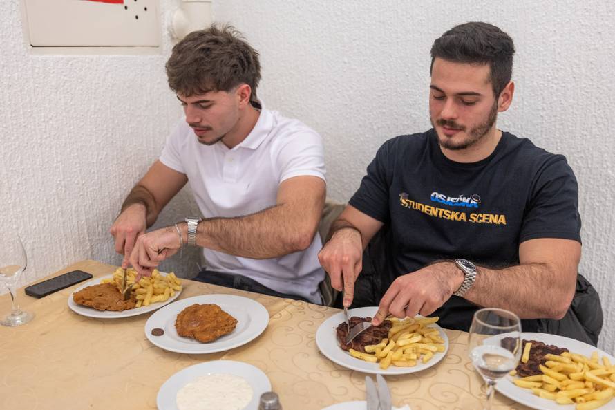 Osijek: Dominik Puljiz časti studente obrokom u menzi