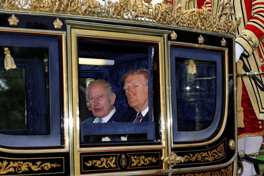 Velika Britanija do&ccaron;ekala je Trumpa kao kralja! On i Charles usko&ccaron;ili u zlatnu ko&ccaron;iju