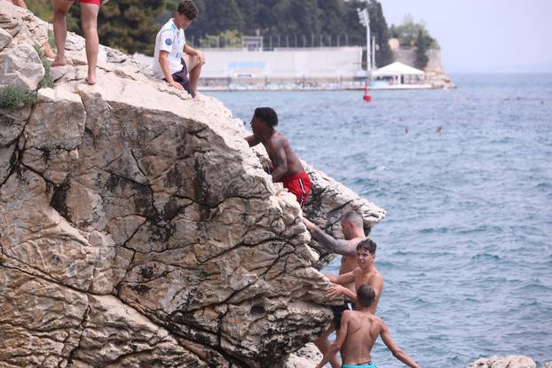 Split: Najpopularniji svjetski streamer IShowSpeed skakao je u more na splitskoj plaži Ježinac