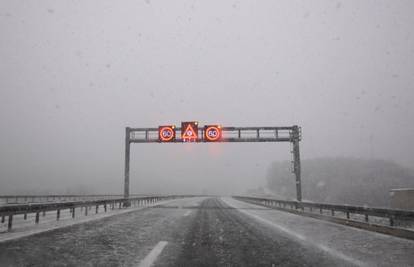 Olujna bura, snijeg i magla otežavaju promet na cestama