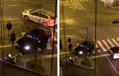U Zagrebu se sudarila dva aututomobila, jedan se od siline udarca zabio u semafor