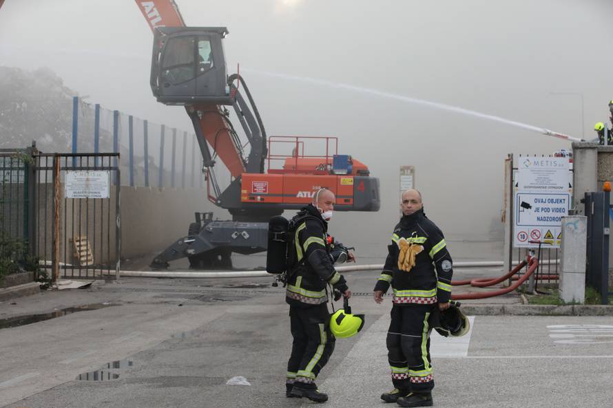 Rijeka: Izbio požar u skladištu Metisa na Kukuljanovu