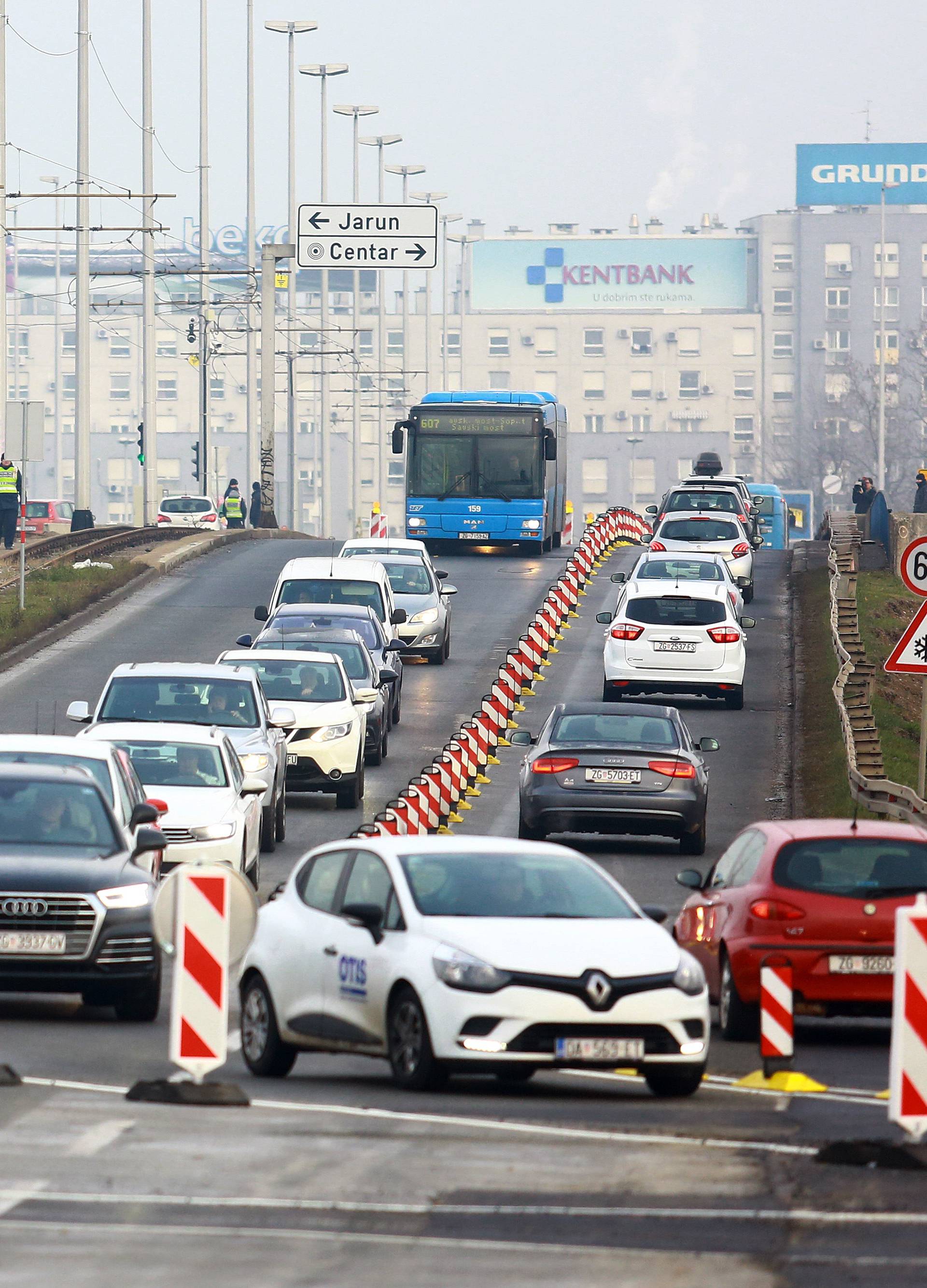 Veće gužve nema, ali pješake i bicikliste ostavili su bez puta