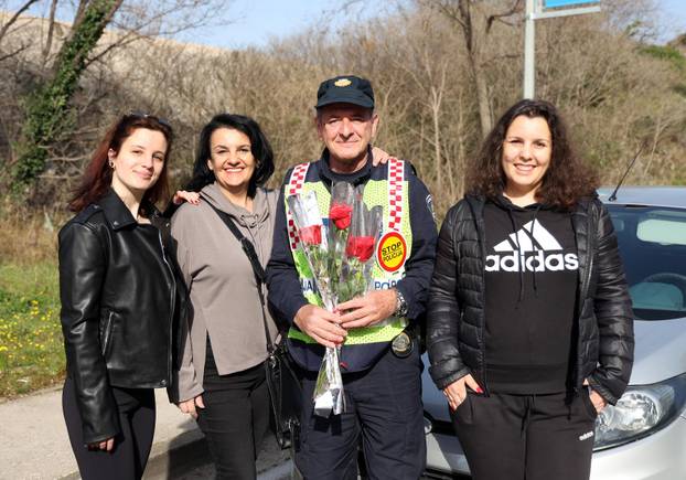 Šibenik: Prometni policajci ženama dijelili ruže u povodu Dana žena