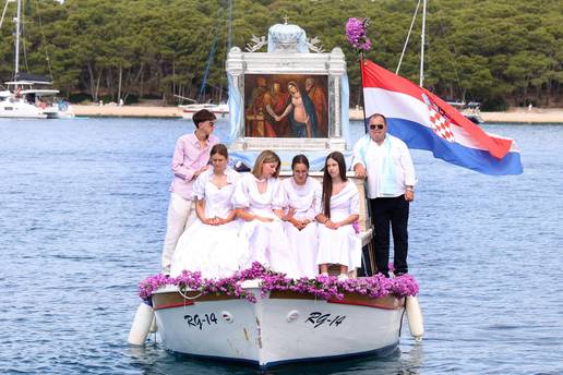 FOTO Tisu&cacute;e vjernika i gostiju ispunile Rogoznicu: Proslavili blagdan Gospe od Kapelice