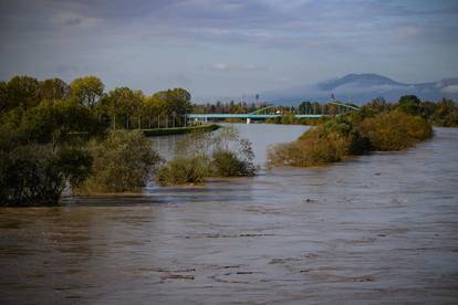 FOTO Izlila se Sava u Zagrebu, rijeka porasla za tri metra