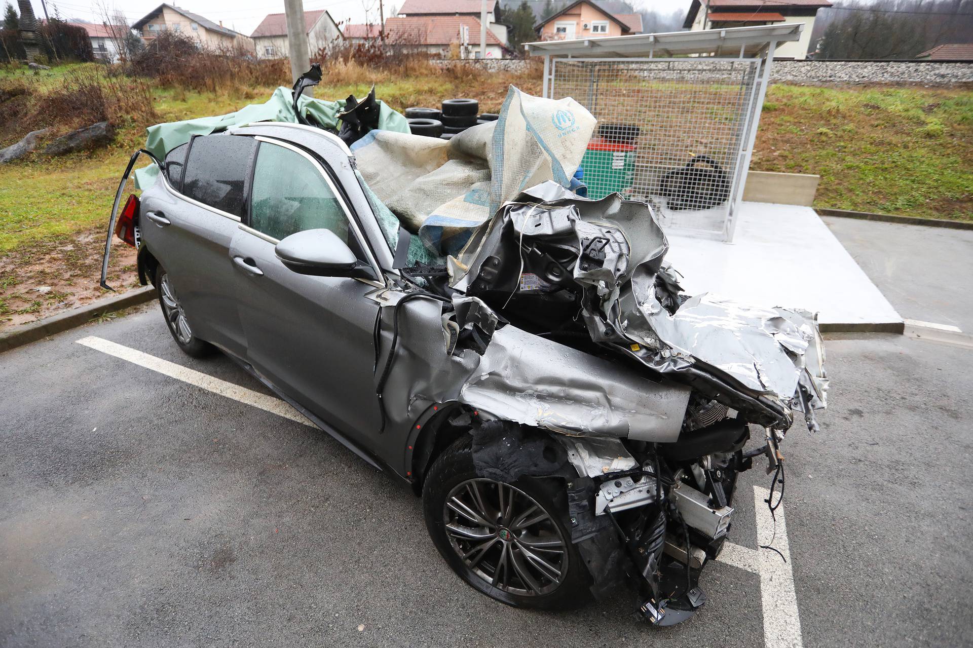 Karlovac: Olupina auta u kojem je poginuo bracni par iz Rijeke