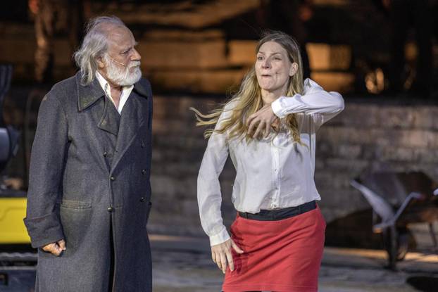 Pula: U Malom rimskom kazalištu odigrana je predstava "Antigona - 2000 godina kasnije"