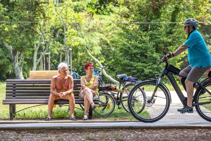 Turisti u Poreču uživaju u odmoru i šetnji gradom