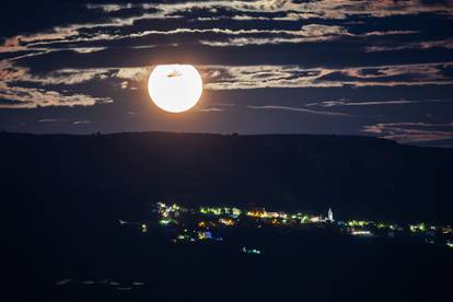 FOTO Čarobni prizori punog Mjeseca na nebu iznad Splita