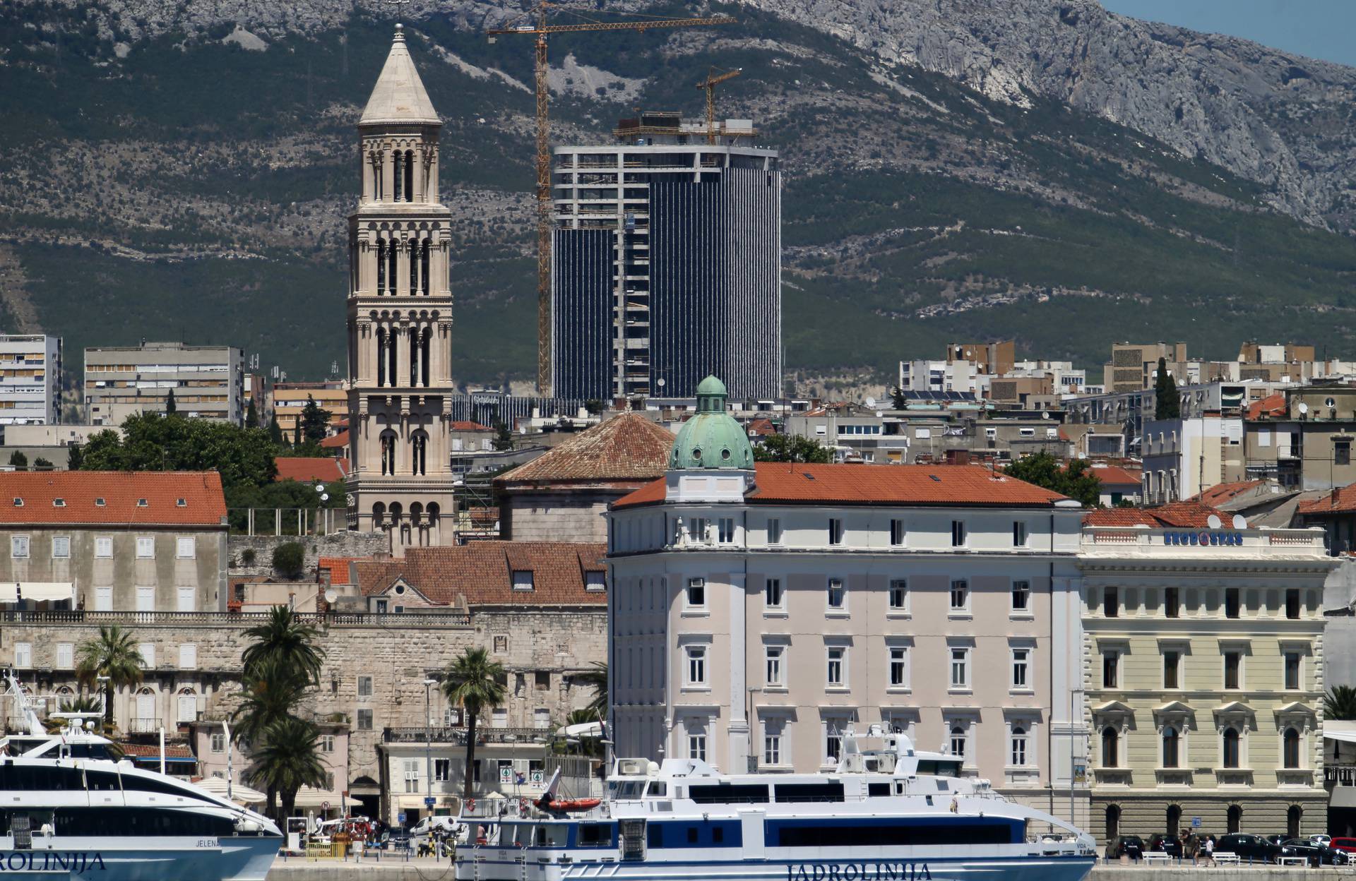 Pogled na splitsku katedralu i buduću najvišu zgradu u Hrvatskoj