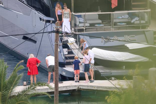 Bivša "Spajsica" Geri Halliwell sa suprugom Christianom i djecom uživa u ljetovanju na Jadranu