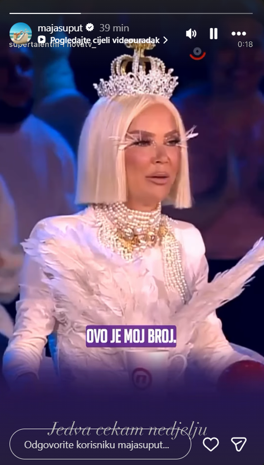 Šuput s perjem na trepavicama i krunom na glavi zatresla grudima za talijanske plesače