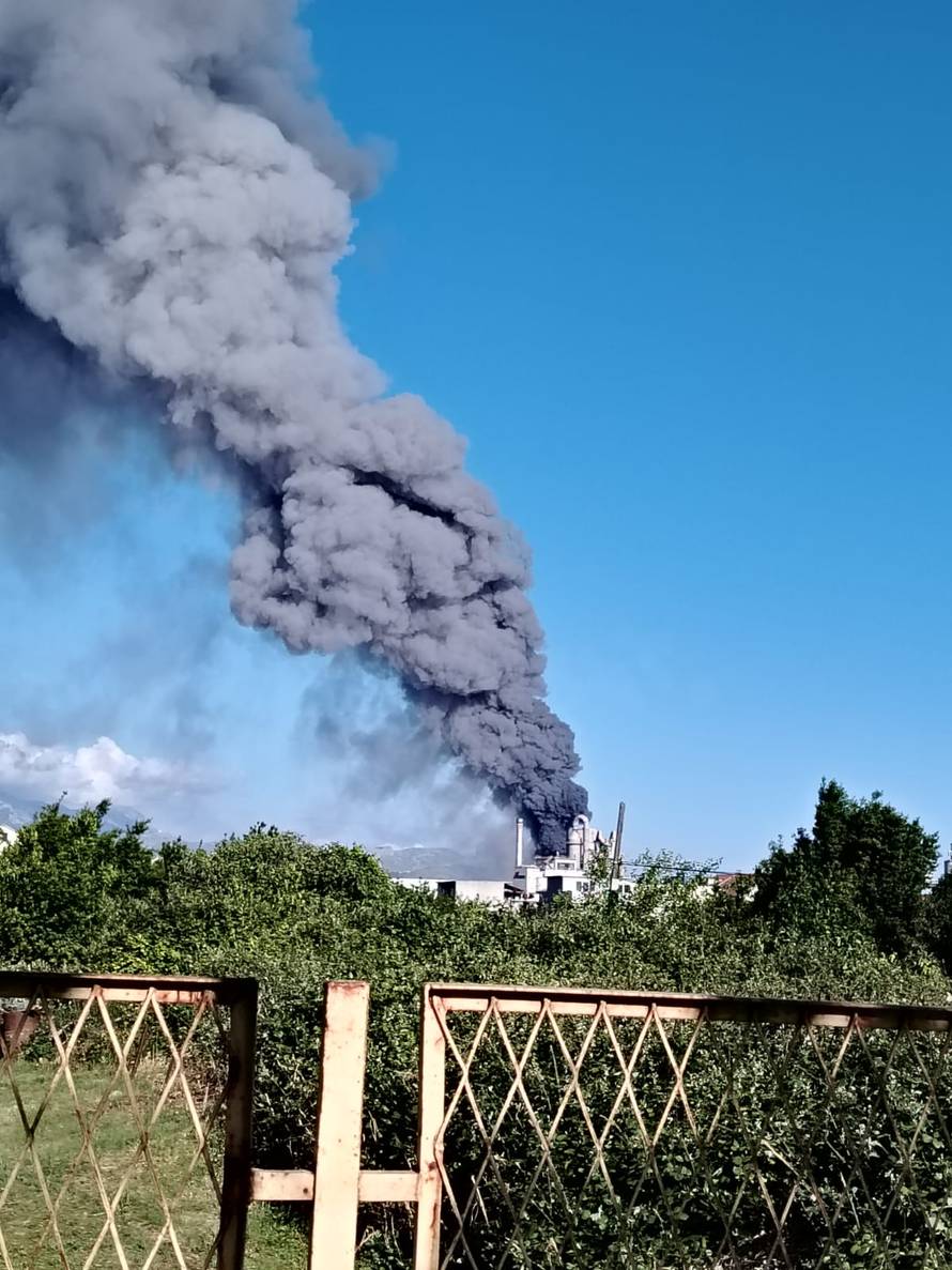 FOTO Požar u Kaštel Sućurcu još nisu proglasili ugašenim, rade na sanaciji. Šteta će biti velika?