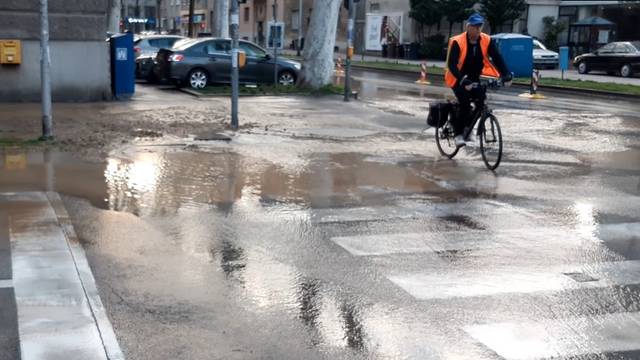 Video: Voda u Vodovodnoj ulici u Zagrebu, poplavljena cesta