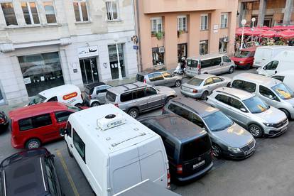 FOTO Kaos u Zagrebu, ulica u samom centru zakrčena autima: 'Kako uopće uspiju izaći otud?!'