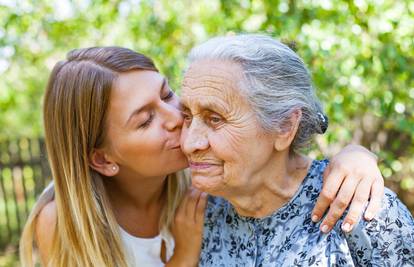 Podružite se bakom ili djedom, zagrlite ih i popravite im dan