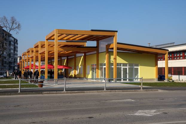 Zagreb: Gradonačelnik Tomislav Tomašević i Luka Korlaet otvorili rekonstruiranu i dograđenu tržnicu Vrapče