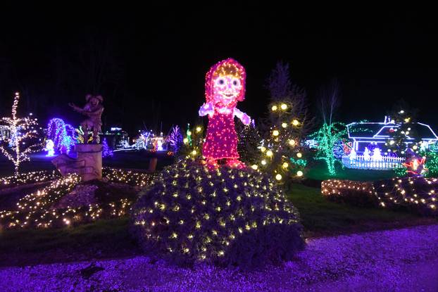 Grabovnica: Započela božićna čarolija svjetla obitelji Salaj