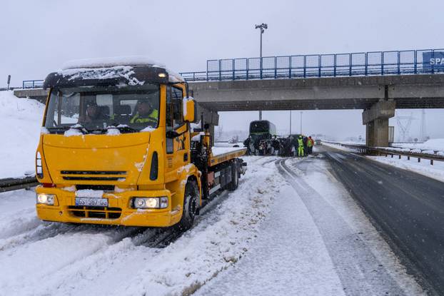 Lančani sudar busa i pet automobila kod Gospića