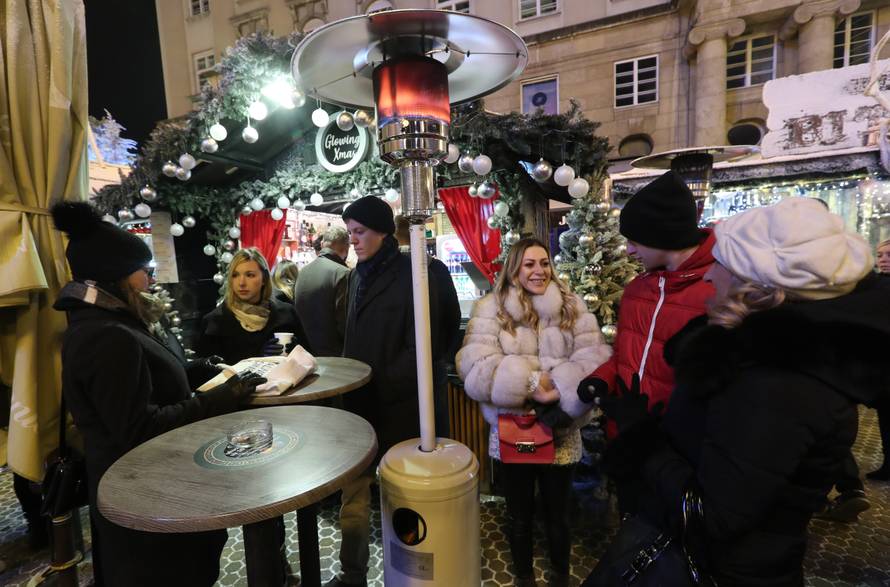 Zagrebački advent: Zalogaji od 15 kuna, kuhano vino za 10 kn