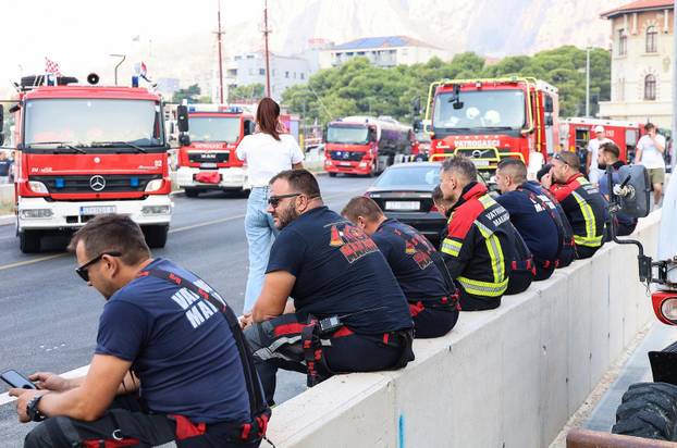 Vatrogasci cijelu noć gasili požar kod Omiša