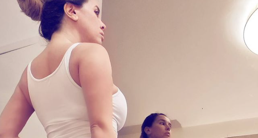 Nives pred ogledalom: Odraz je otkrio da ne nosi grudnjak...