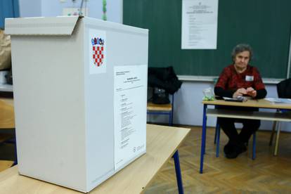 FOTO: Izborni dan. Građani na biralištima. Iz DIP- a su objavili kada će biti prvi rezultati