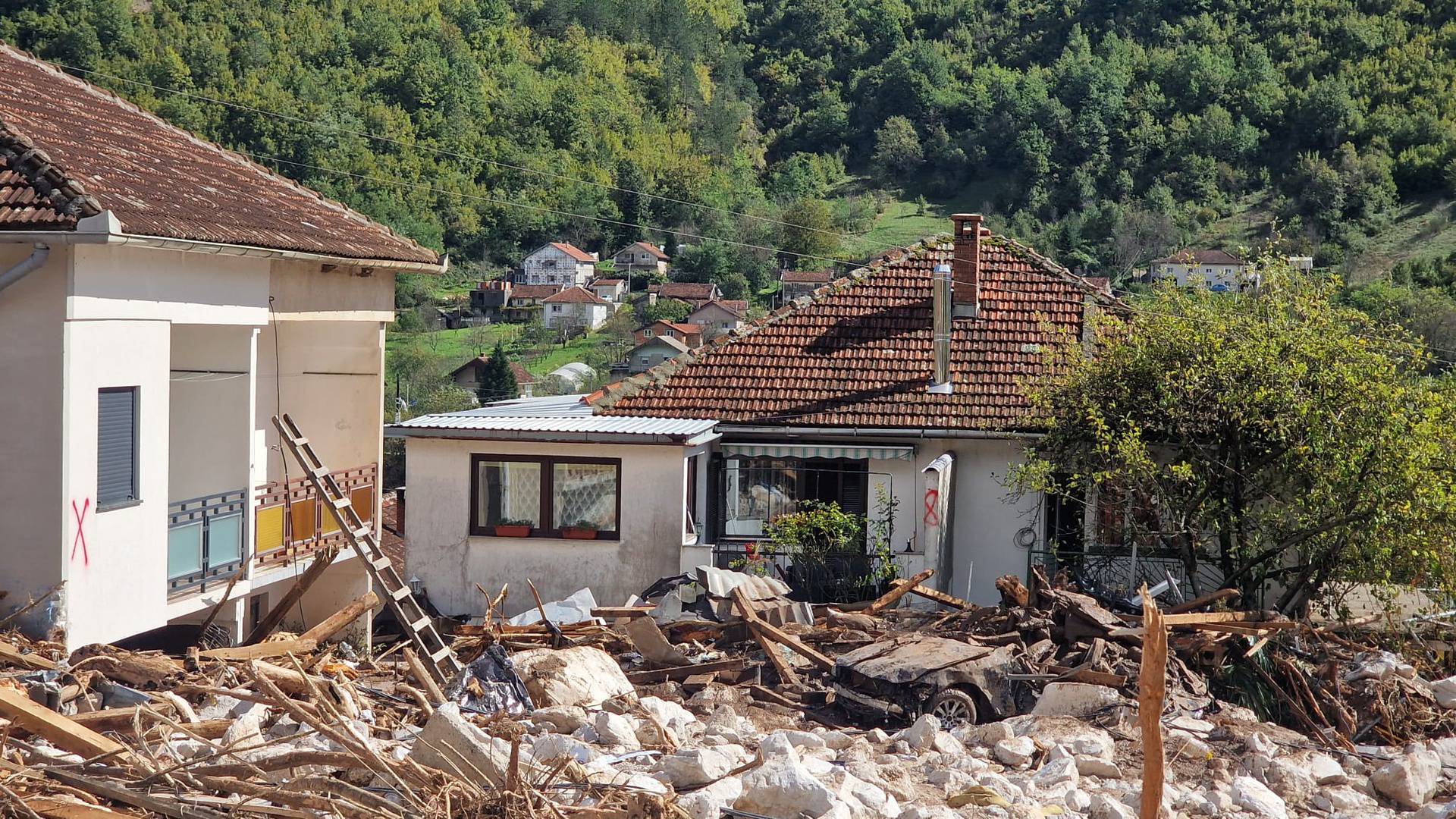 Raste broj poginulih u poplavama u Jablanici, stanje je kritično