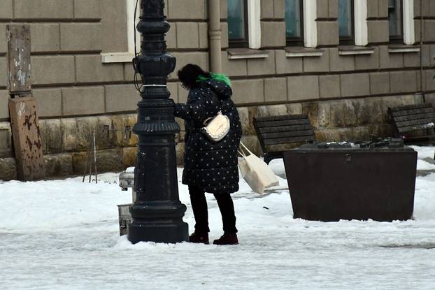 Zaleđene prometnice i javne površine Slavonskog Broda otežavaju kretanje građana