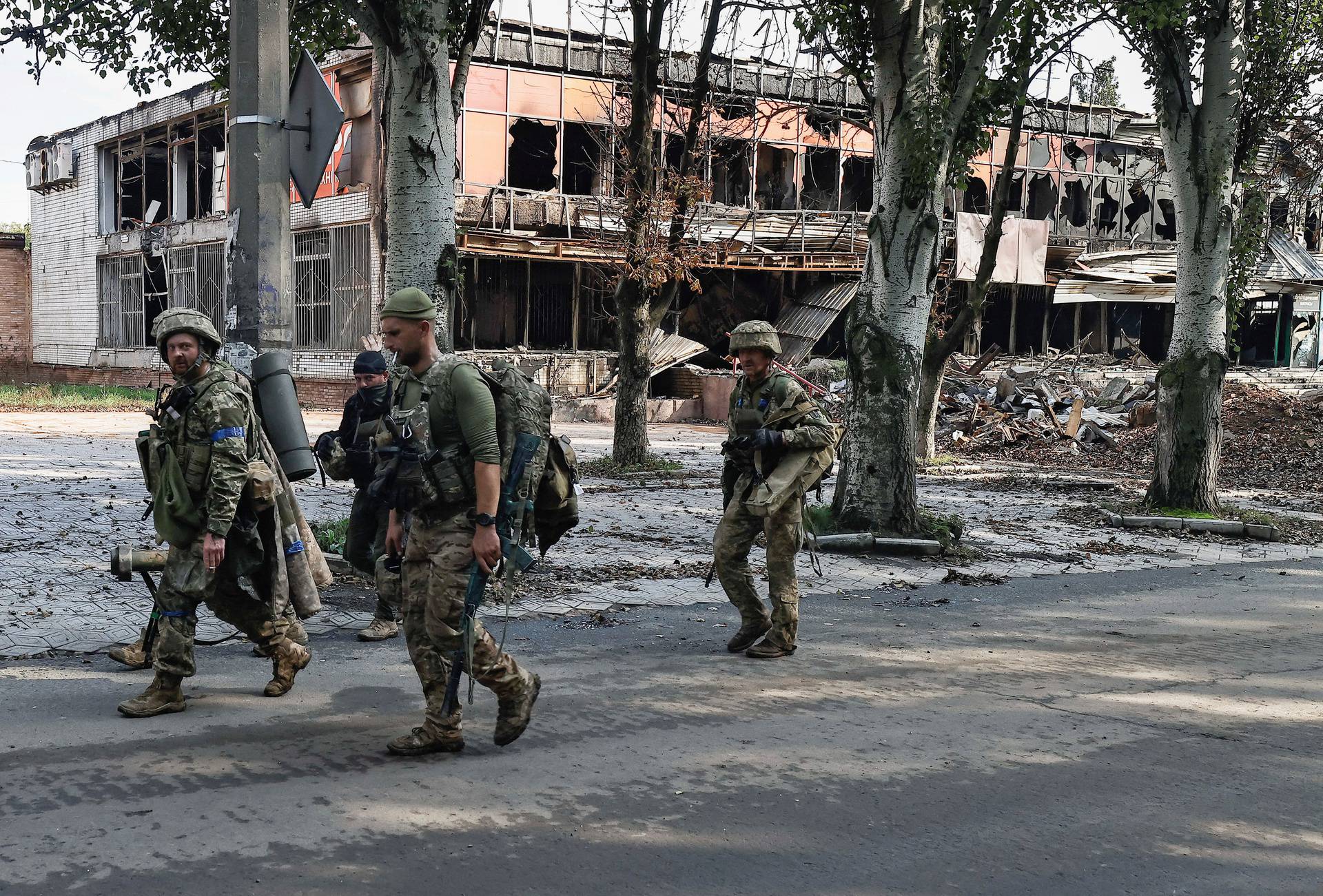 Ukrainian soldiers walk in Bakhmut