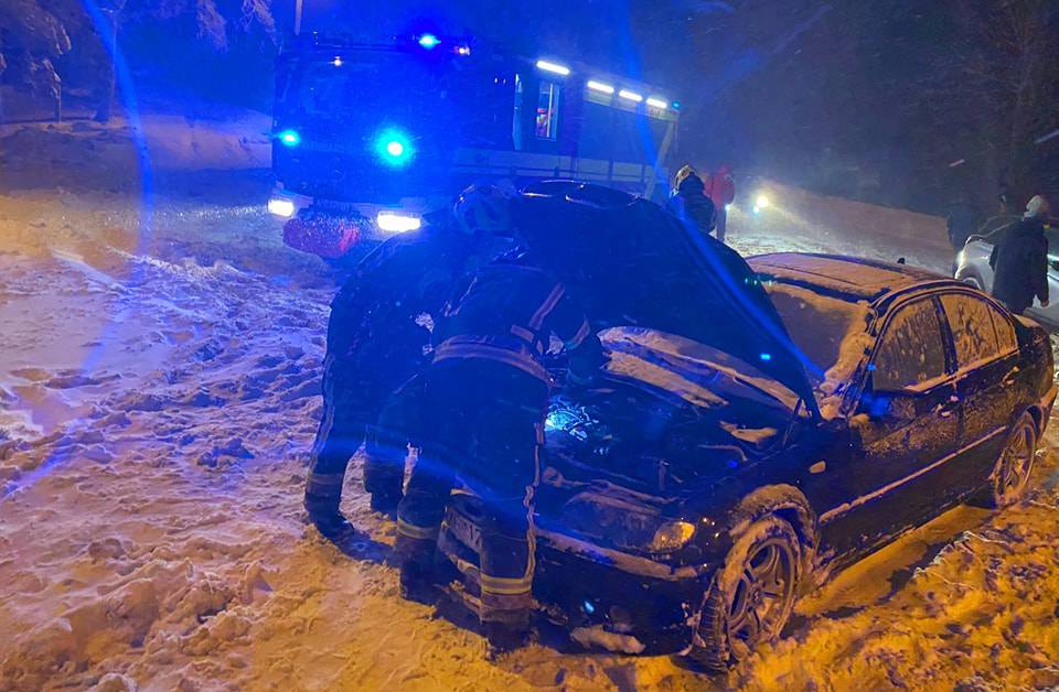 Drama na Sljemenskoj cesti: Jedan automobil je gorio, a drugi visio na rubu provalije