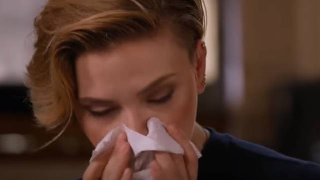 Scarlett Johansson zaplakala zbog stravične sudbine rođaka