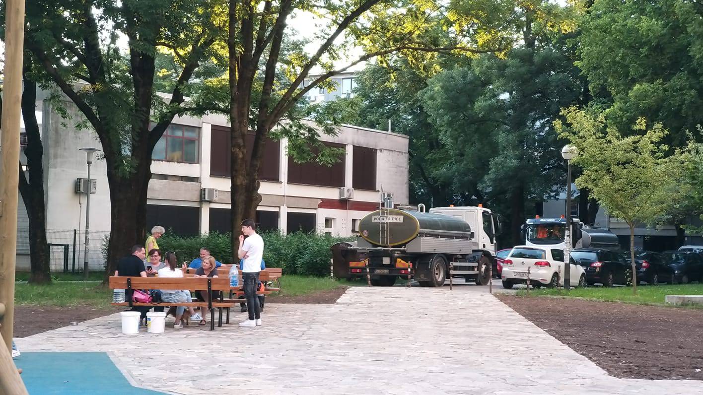 Stanari nebodera u Trnskom bez pitke vode, došle cisterne: 'Sve ovo želimo što prije zaboraviti'